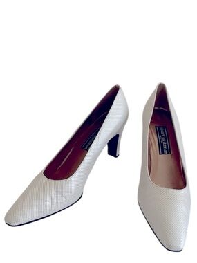 STUART WEITZMAN IVORY PUMPS 9.5 LEATHER SOLE SHOES NEUTRAL CREAM OLD MONEY